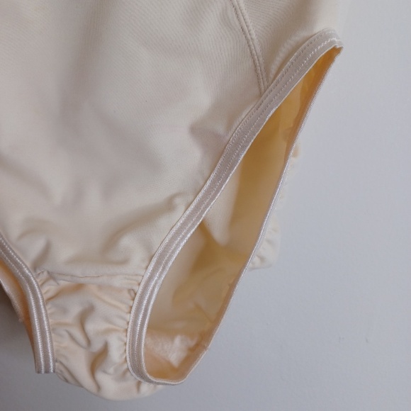 Bali 8701 Brief. Hi-Cut Light Control. Size Medium. Color Cream - Picture 6 of 11